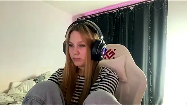 axin burnell online show from April 23, 5:48 pm