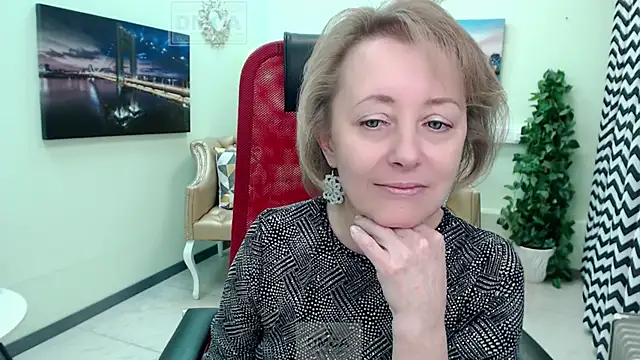 MONA W online show from April 25, 1:41 pm