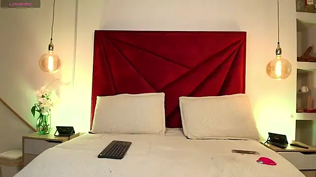 NahomiRoss online show from April 21, 12:45 pm