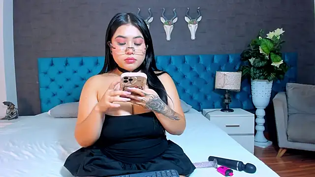 LunnaMoretti online show from April 23, 1:57 pm