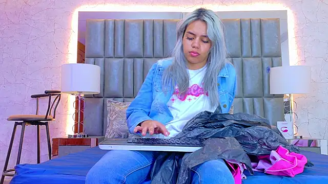 AlanaHouston online show from April 24, 4:37 am