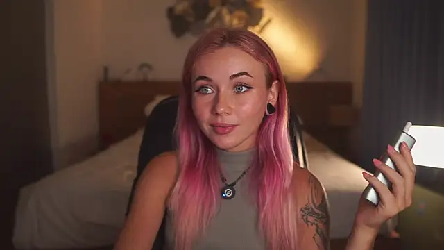 Sarah Pink online show from April 4, 1:43 pm