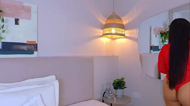 VioletBloomm online show from April 24, 12:30 pm