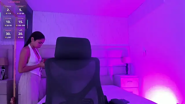 CarolineFyre online show from April 24, 12:30 pm