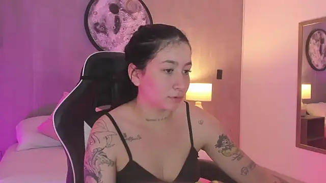 charlottee27  online show from June 10, 2:00 am