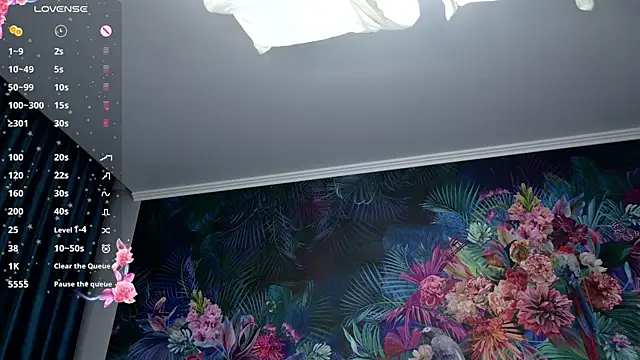 NicoleLuxe online show from April 21, 6:15 pm