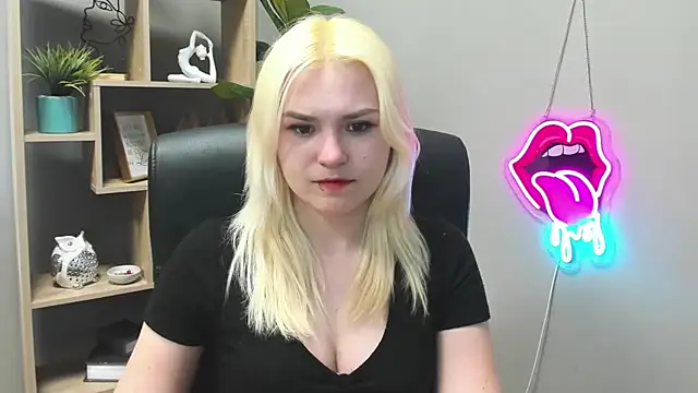 SweetLilyxo online show from April 27, 1:19 pm