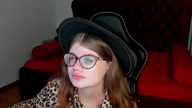 ChloeHalses online show from April 22, 5:15 am