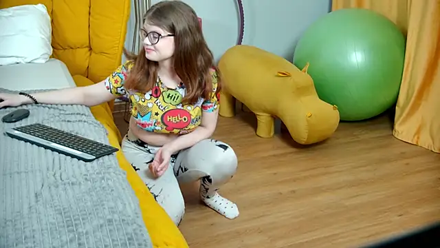 ChloeHalses online show from April 21, 5:14 am