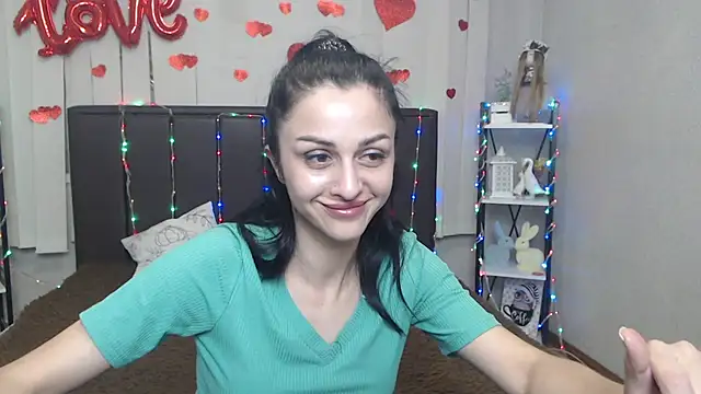 EvaClarkk online show from April 24, 12:30 pm