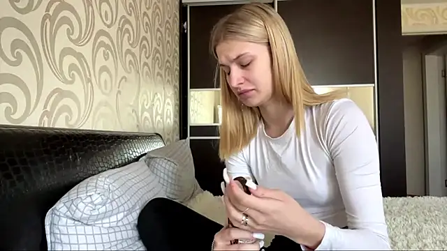 JeneeEady online show from April 26, 6:00 am