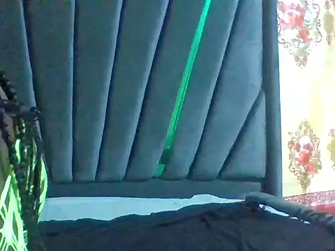 petitelavishey online show from April 20, 7:17 pm