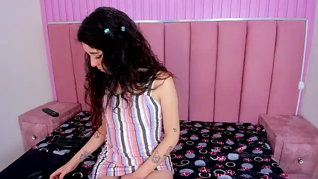 LunaSmithly online show from April 25, 3:42 pm