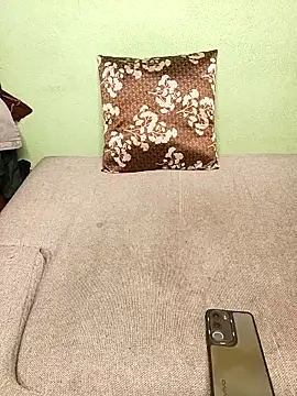 R Queen online show from March 3, 2:12 pm