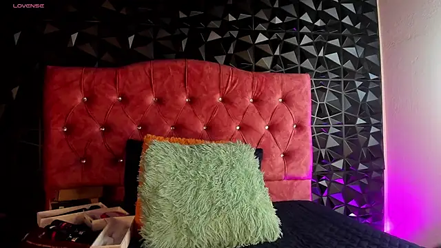 karenwild 1 online show from April 25, 1:08 am