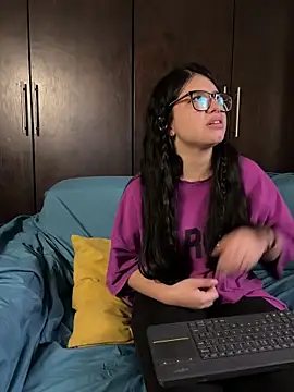 EmilyAndAndrew online show from February 17, 8:02 am