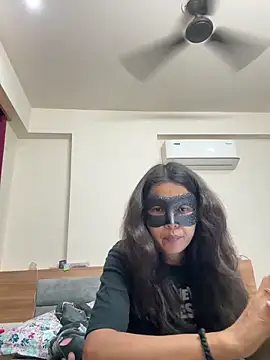 raavigirl online show from April 3, 8:40 pm