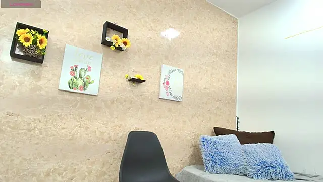 Sophie Tyler online show from April 22, 1:30 pm