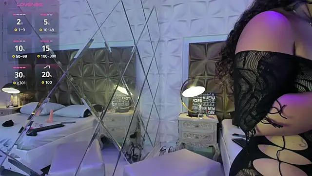 LunaJohns online show from April 18, 9:26 pm