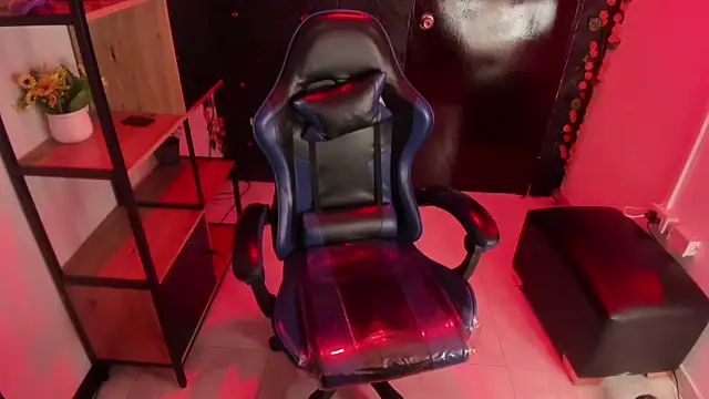 ChloeLombardi  online show from April 26, 3:10 pm