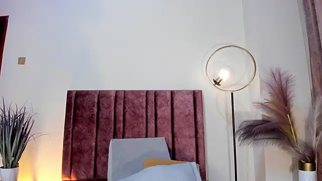 AndraCyruss online show from April 22, 2:52 am