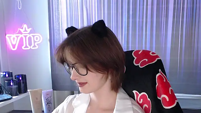 LunaXcherry online show from August 3, 4:45 pm