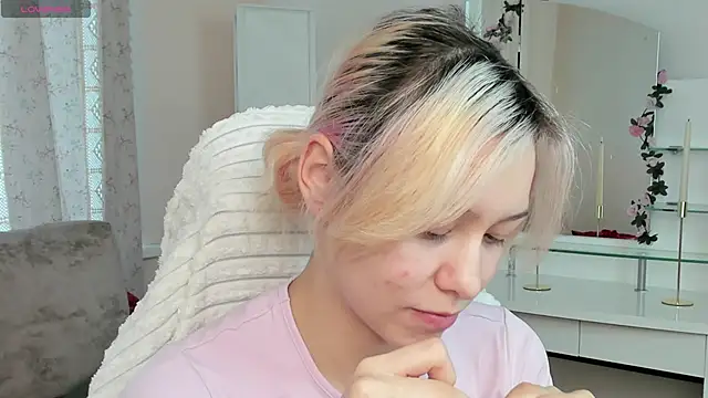 EmilyTrase online show from April 28, 1:25 am