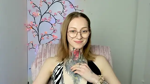 Esmi Winter online show from April 19, 6:10 pm