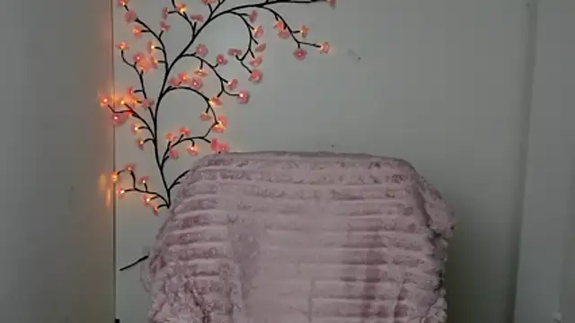 Esmi Winter online show from April 14, 5:46 pm