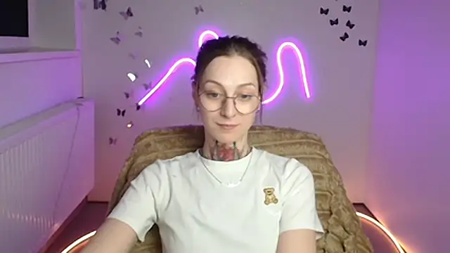 Esmi Winter online show from April 22, 11:40 am