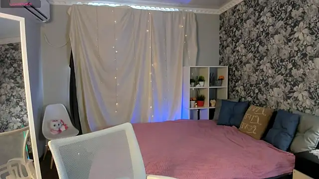 Coraline kitty online show from June 12, 4:53 am