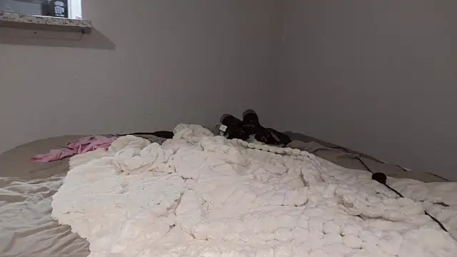 CreamyCookiee online show from March 5, 4:30 am