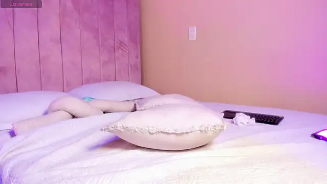 Ashley Beaomunt online show from April 25, 1:41 pm