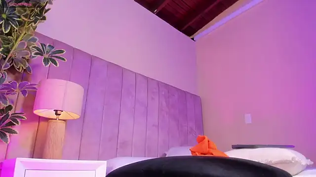 Ashley Beaomunt online show from April 26, 1:42 pm