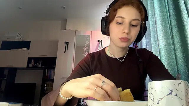 AliceCarrol online show from March 5, 1:07 pm