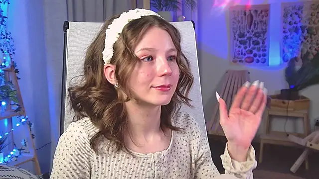 ElliFrankenweenie online show from April 13, 8:04 am