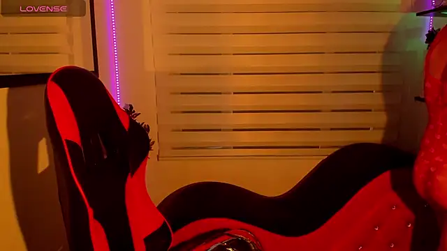 Emily Jonesh online show from April 24, 12:30 pm