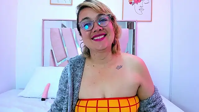 DariaLuca online show from April 24, 12:30 pm