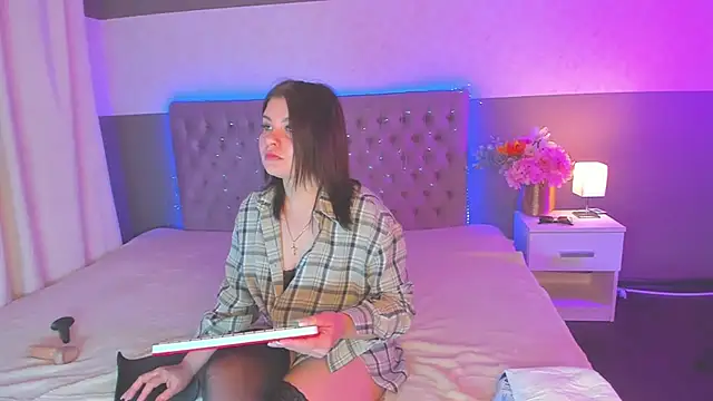 AmandaHoppe online show from April 2, 5:05 am