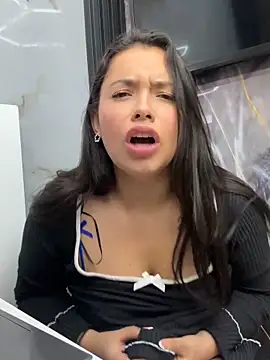 Miss Bella Flame online show from April 25, 7:33 pm