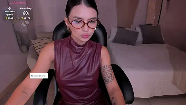 JulietteMoreau online show from April 26, 11:41 am