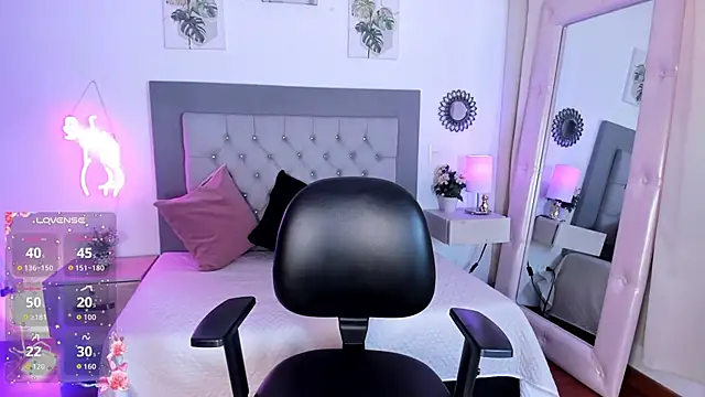 julietha Vega online show from April 13, 6:09 pm