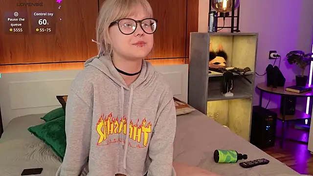 MoliQin online show from April 25, 1:41 pm