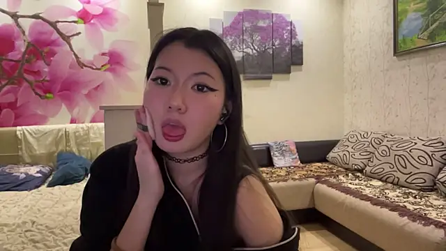 MaeRaads online show from April 22, 10:07 pm