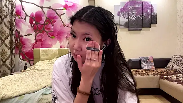 MaeRaads online show from March 5, 6:26 pm