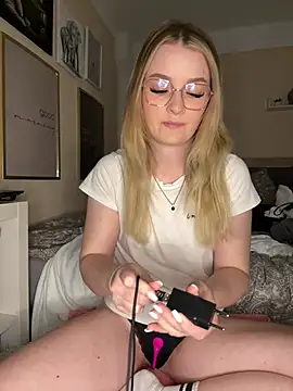 melanieTesss online show from April 20, 2:20 pm