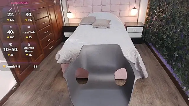 MoriahStorm online show from June 10, 1:32 pm