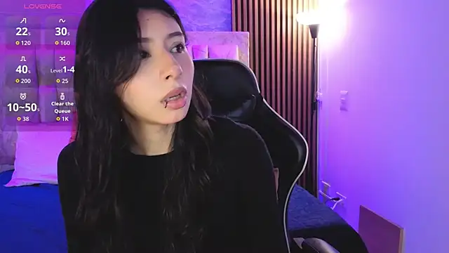 chloe bluee  online show from April 21, 11:06 am