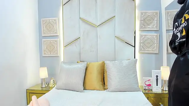 KarinaaCoxx online show from April 24, 12:41 pm