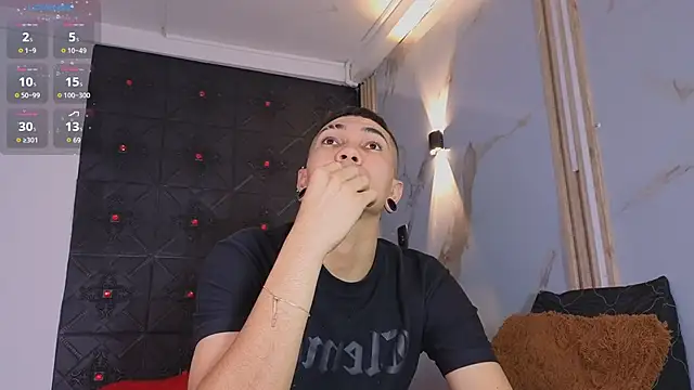 Logan and Reachel online show from April 25, 7:22 pm